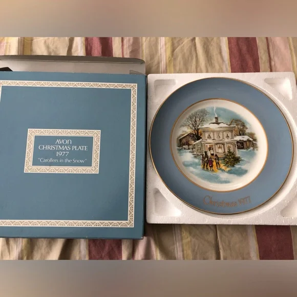 Vintage Avon, 1977 “Carollers in the‎ Snow” Christmas plate - Picture 2 of 7